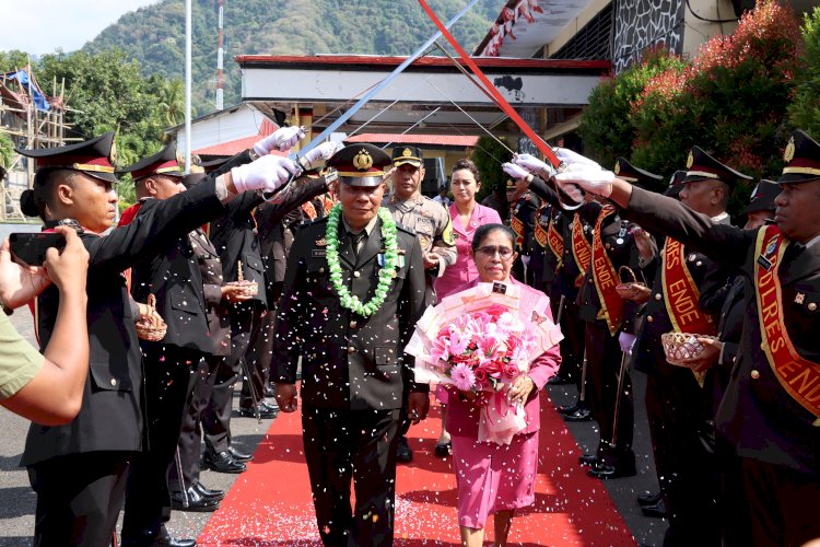 Tradisi Pedang Pora Melepas Ipda Ida Bagus Ketut Saskara yang Memasuki Purna Tugas