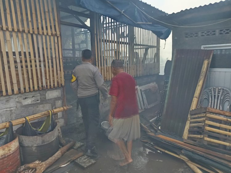 Tim Inafis Satreskrim Polres Ende Dibackup Bhabinkamtibmas Kelurahan Onekore Turun TKP Kejadian Kebakaran Rumah Di Jalan Udayana