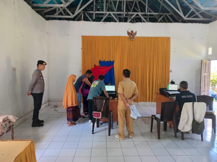 Polres Ende Bersinergi Dengan Disdukcapil Ende Dalam Perekaman E-KTP di Kantor Kecamatan Wolowaru