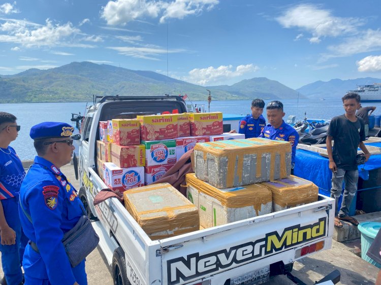 Polairud Polda NTT saluran Bantuan Sembako untuk Pengungsi Erupsi Gunung Lewotobi di Posko Konga