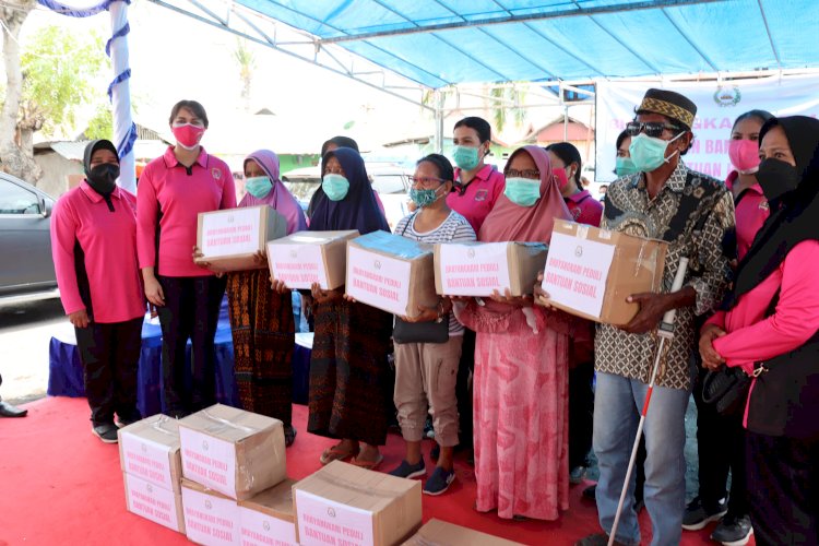 Aksi Peduli Bhayangkari Cabang Ende Salurkan Bantuan Sosial dan Bantuan Pendidikan Bagi Masyarakat Kelurahan Paupanda