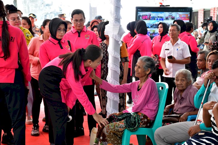 Bantuan Bhayangkari untuk Masyarakat Rote Ndao: Ny. Juliat Sigit Prabowo Berbagi Kebaikan dengan Ribuan Paket Bansos Bagi Masyarakat dan Anak Sekolah