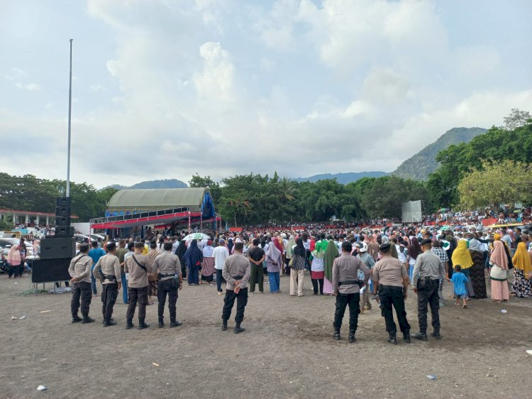 Ratusan Personil Polres Ende Amankan Kegiatan Kampanye Terbuka di Lapangan Pancasila Ende