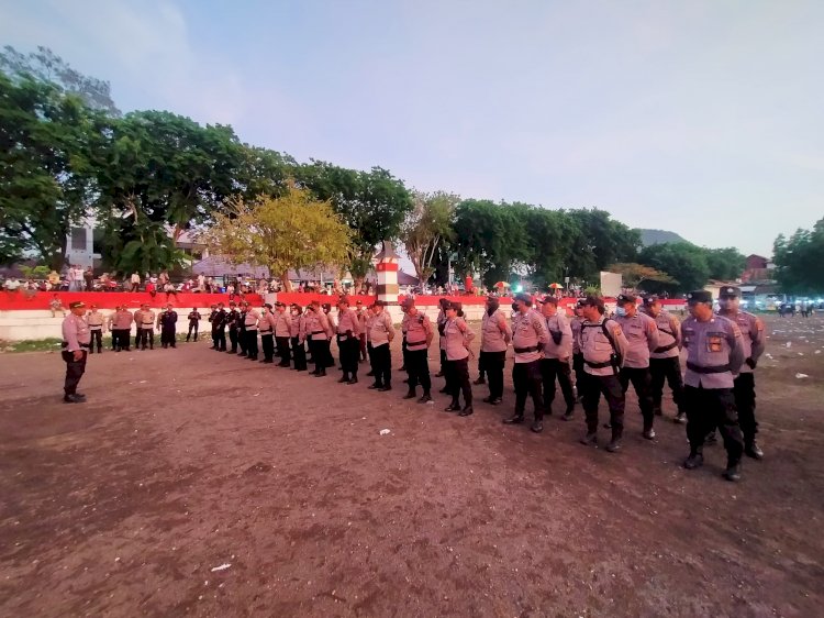 Ratusan Personil Polres Ende Amankan Kegiatan Kampanye Terbuka di Lapangan Pancasila Ende