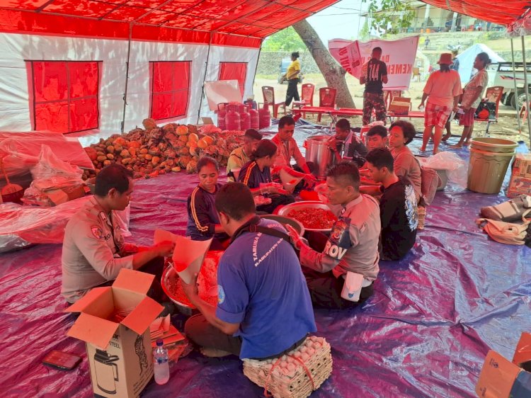 Kepedulian Personel Polres Flores Timur dan BKO Polda NTT di Tengah Kepanikan Pengungsian Akibat Erupsi Gunung Lewotobi