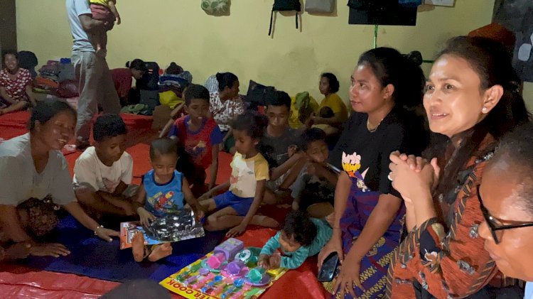 Bawa Keceriaan di Tengah Duka, Ketum Bhayangkari Hibur dan Berikan Mainan untuk Anak-Anak Korban Erupsi Gunung Lewotobi