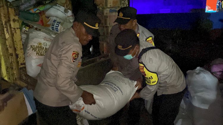 Bantuan Sosial Keluarga Besar Polres Ende dan Bhayangkari Cabang Ende Untuk Warga Terdampak Erupsi Gunung Lewotobi Disalurkan di 3 Posko Pengungsi Di Wilayah Kecamatan Titihena - Flores Timur