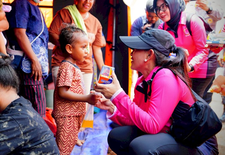 Ketua Bhayangkari Bawa Senyum dan Hadiah untuk Anak-Anak Pengungsi di Flores Timur