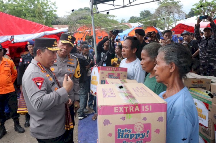 Serahkan Bantuan kepada Warga, Kapolri: Polri Siap Kawal Pemulihan Pengungsi Gunung Lewotobi