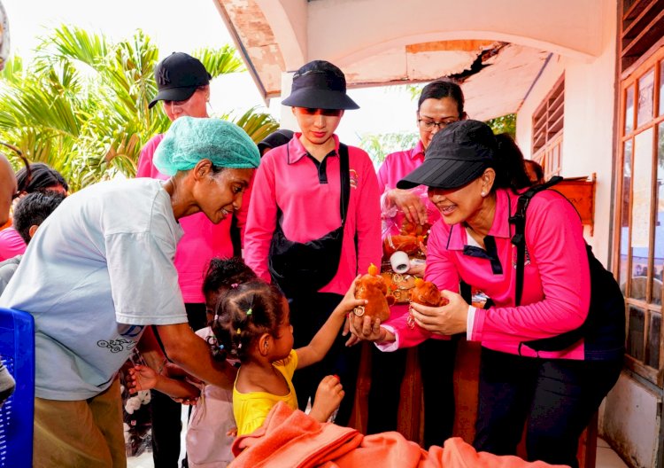 Ketum Bhayangkari Pusat Kembali Salurkan Ribuan Paket Bansos di Maluku Barat Daya