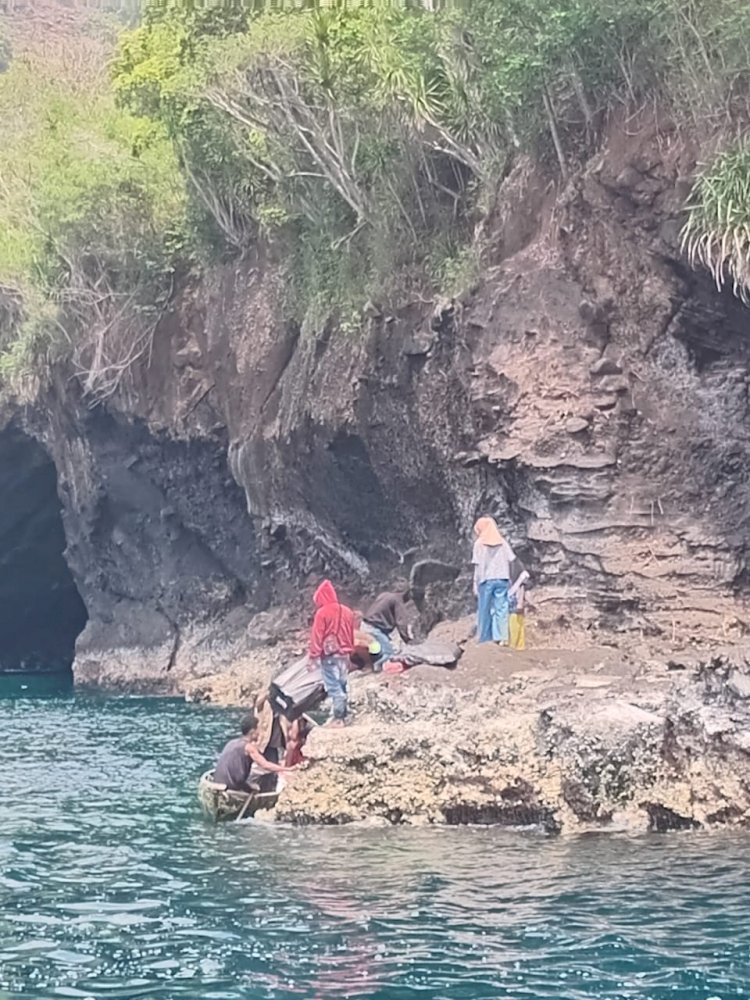 3 PPS Wilayah Kecamatan Ndona Belum Bisa Ditempuh Dengan Jalur Darat, Kapolsek Ndona : Kita Kawal Lewat Jalur Laut