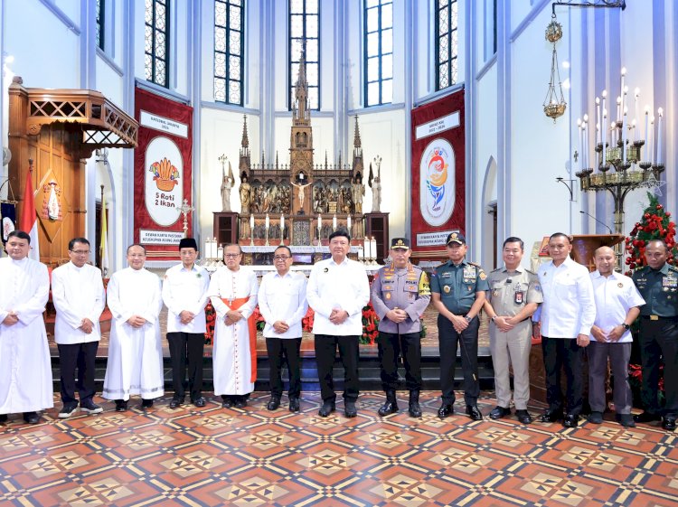 Misa Malam Natal Menkopolkam-Kapolri Sambangi Gereja Katedral Jakarta