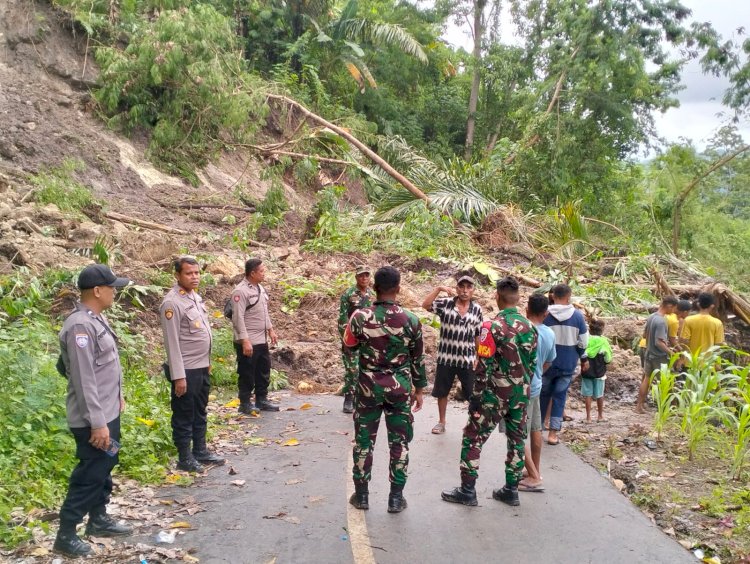 Tanah Longsor di  Ruas Jalan Magekoba-Maurole, Ini yang Dilakukan Kapolsek Maurole