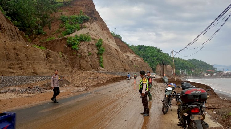 Terjadi Longsor Di Ruas Jalan Ende - Nangaba, Lalu Lintas Sempat Terhambat