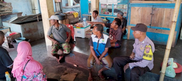 Bhabinkamtibmas Kelurahan Mbongawani Sambangi Warga Disekitar Pasar Mbongawani