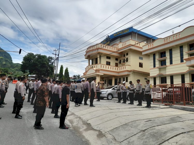 Ratusan Personil Polres Ende Amankan Jalannya Rapat Pleno Terbuka Penetapan Pasangan Calon Terpilih Bupati Dan Wakil Bupati Kabupaten Ende