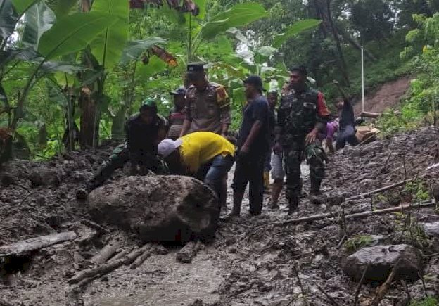 Anggota Polsek Maurole  Kerja Bakti  Bersama Warga Bersihkan Material Longsor di Desa Detuwulu