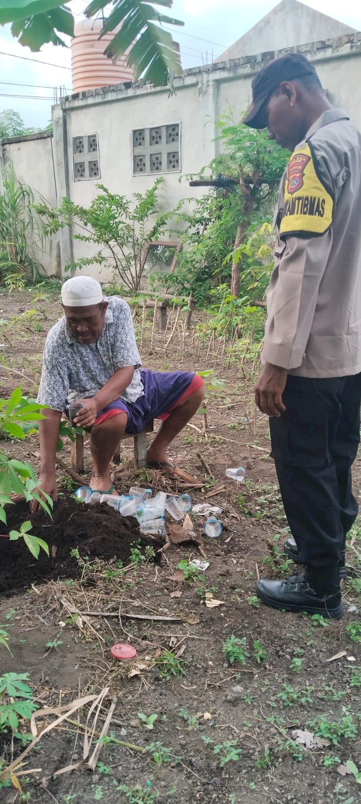 Bripka Hamka Aktif Dampingi Warga sebagai Polisi Penggerak Ketahanan Pangan di Ende