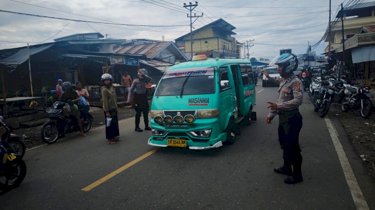 Ciptakan Kelancaran Aktifitas Warga, Satsamapta Polres Ende Lakukan Turwali di Pasar Mbongawani