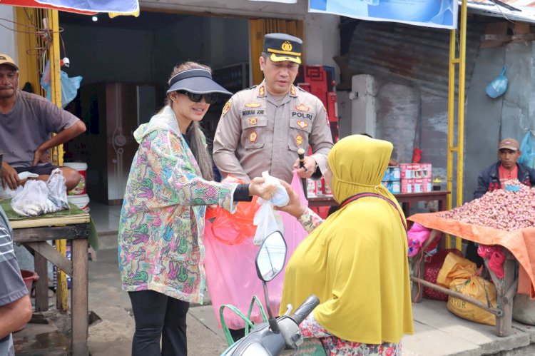 Jumat Berkah, Kapolres Ende Bersama Ketua Bhayangkari Berbagi Nasi Bungkus Kepada Warga