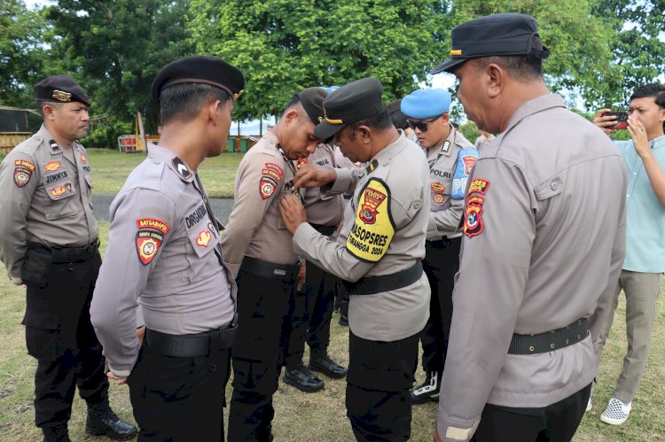 Wakapolres Ende Bersama PJU Mengecek Dan Menindak Personel Polres Ende Yang Memakai Brevet Yang Tidak Sesuai Ketentuan