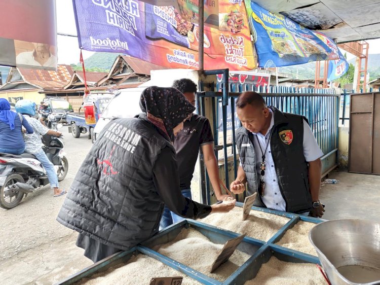 Satgas Pangan Polres Ende Cek Harga Serta Stok Bahan Pangan  Di Pasar Mbongawani Ende