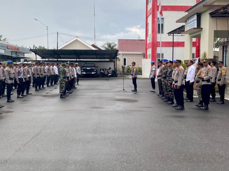 Ratusan Personil Gabungan TNI - Polri Amankan Kedatangan Bupati Dan Wakil Bupati Ende