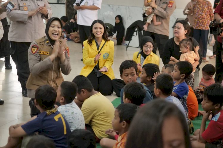 Polri Bersama Mahasiswa Beri Trauma Healing ke Korban Banjir Ciliwung