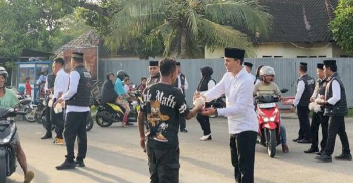 Kasat Reskrim Polres Ende Pimpin Aksi Berbagi Takjil untuk Masyarakat