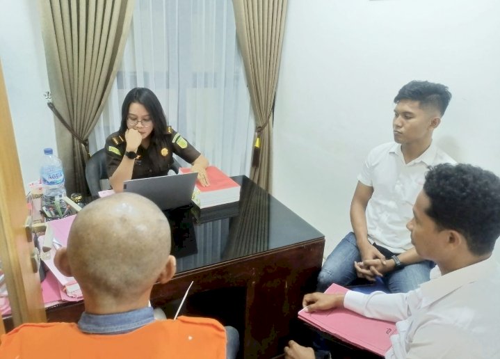 Berkas Perkara Dugaan Tindak Pidana Korupsi Dinyatakan Lengkap, Penyidik Satreskrim Polres Ende  Serahkan  Tersangka CS alias J Berikut Barang Bukti Ke Jaksa Penuntut Umum