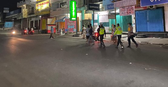 Cegah Gangguan Kamtibmas, Satgas Operasi Pekat Polres Ende Gelar Patroli di Komplek Pasar Dan Pertokoan