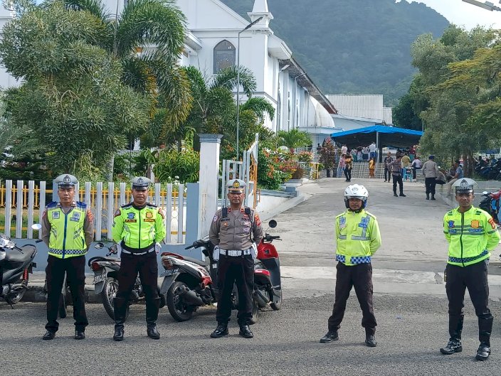 Personel Polres Ende Polda NTT Amankan Kegiatan Ibadah Perayaan Kenaikan Isa Al-Masih