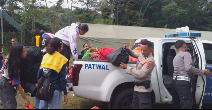 Kegiatan Perkemahan Gugus Depan Ndao di Kampung Pu'u Dhombo Mendapat Pengamanan dan Pengawalan Dari Anggota Polres Ende