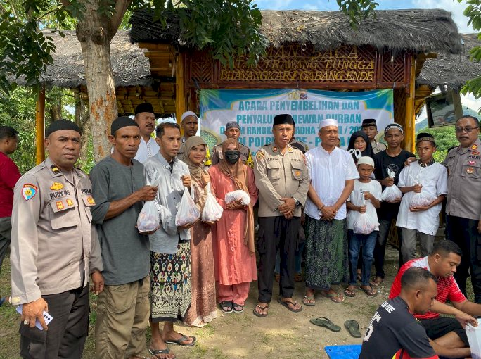 Polres Ende Polda NTT Salurkan 4 Ekor Sapi dan 2 Ekor Kambing Kurban pada Hari Raya Idul Adha 1446 H