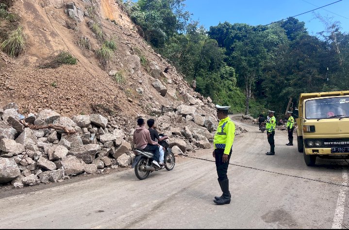 Polres Ende Polda NTT dan Instansi Terkait Sigap Tangani Longsor di Wolowaru