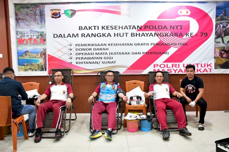Kapolda NTT Donorkan Darah dalam Bakti Kesehatan HUT Bhayangkara ke-79 di Mapolda NTT
