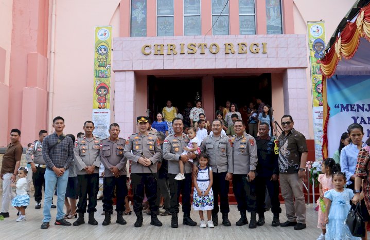 Wakapolda NTT Hadiri Ibadah Misa Minggu Pagi di Gereja Katedral Ende, Sampaikan Pesan Damai Dan Program Bantuan Sosial Hari Bhayangkara ke-79