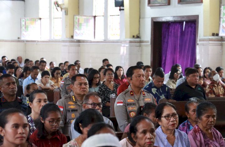 Wakapolda NTT Hadiri Ibadah Misa Minggu Pagi di Gereja Katedral Ende, Sampaikan Pesan Damai Dan Program Bantuan Sosial Hari Bhayangkara ke-79