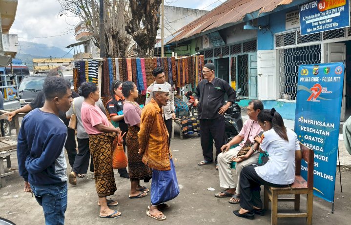Sambut Hari Bhayangkara ke-79, Polres Ende Polda NTT Gelar Pengobatan Gratis di Pangkalan Ojek Pasar Ende
