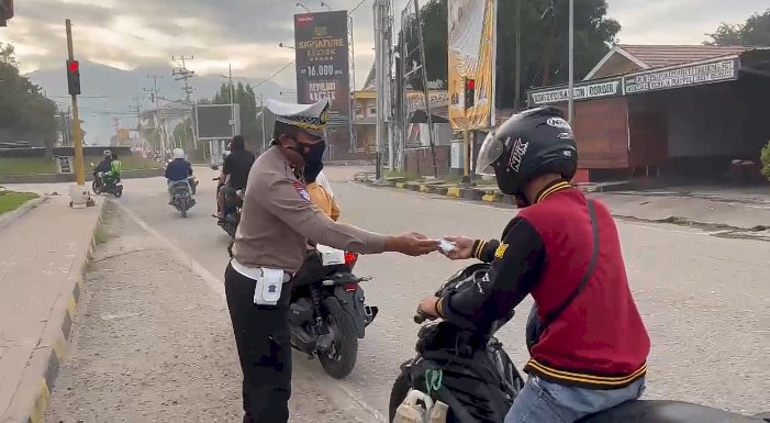 Polres Ende Polda NTT Bagikan Masker kepada Warga dan Pengendara Terkait Dampak Erupsi Gunung Lewotobi