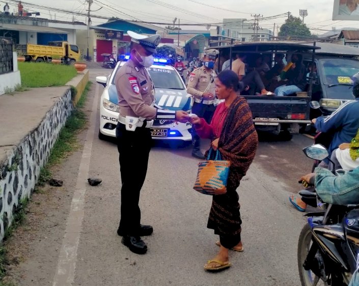 Polres Ende Polda NTT Bagikan Masker kepada Warga dan Pengendara Terkait Dampak Erupsi Gunung Lewotobi