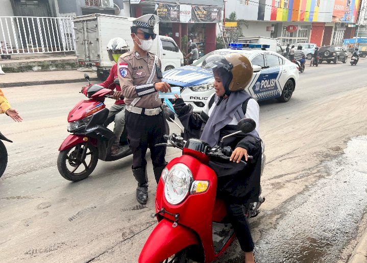 Polres Ende Polda NTT Bagikan Masker kepada Warga dan Pengendara Terkait Dampak Erupsi Gunung Lewotobi