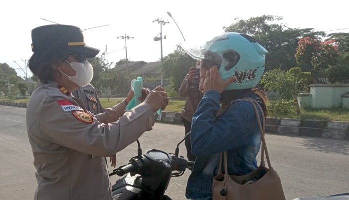 Peduli Dampak Erupsi Gunung Lewotobi, Polsek Alok Bagikan Masker kepada Warga di Sikka