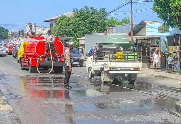 Respon Cepat Polres Ende Polda NTT Bersihkan Abu Vulkanik Dampak Erupsi Gunung Lewotobi di Jalan Utama