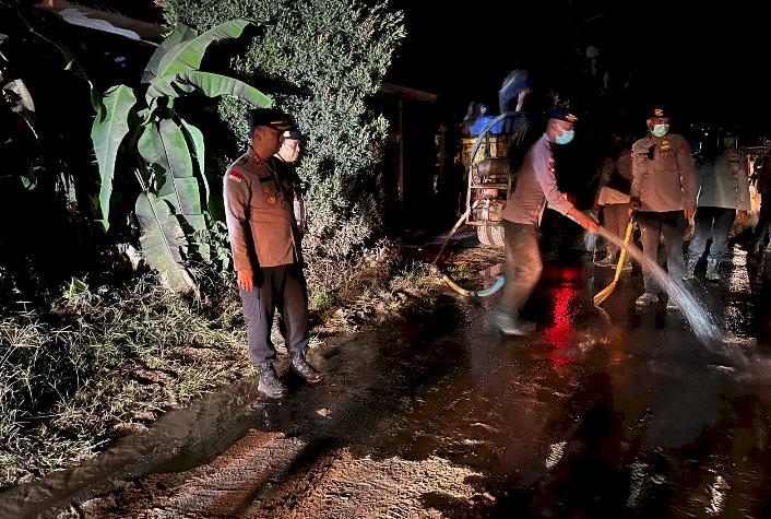 Polri Hadir untuk Masyarakat: Polres Flotim Tangani Erupsi Gunung Lewotobi dengan Sigap
