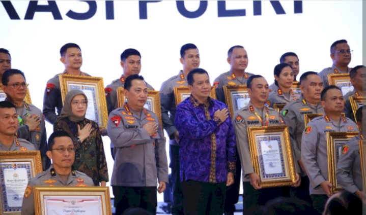 Kapolri Berikan Penghargaan Pembangunan Zona Integritas WBK Kepada Divisi Humas Polri