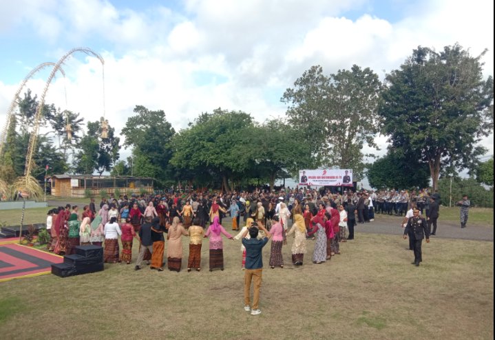 Tarian Adat Ja’i dan Gawi Warnai Perayaan Hari Bhayangkara ke-79 di Polres Ende