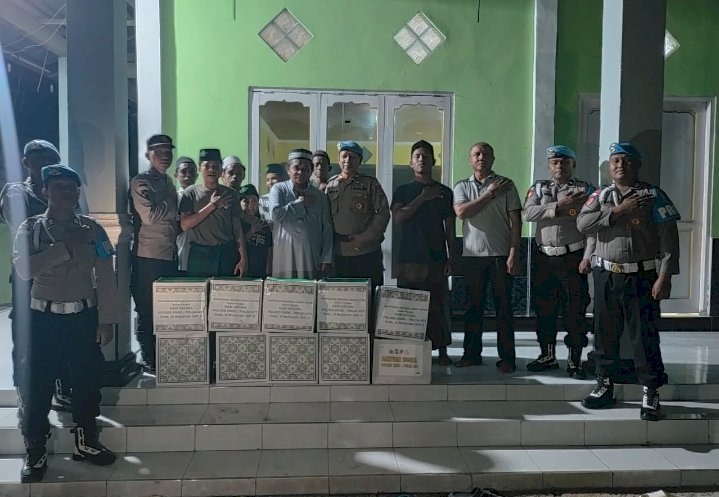 Polri Untuk Masyarakat : Polres Ende Beri Santunan kepada Anak Yatim dalam Rangka Peringatan Hari Asyura 10 Muharram 1447 H