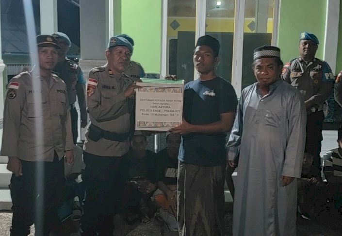 Polri Untuk Masyarakat : Polres Ende Beri Santunan kepada Anak Yatim dalam Rangka Peringatan Hari Asyura 10 Muharram 1447 H