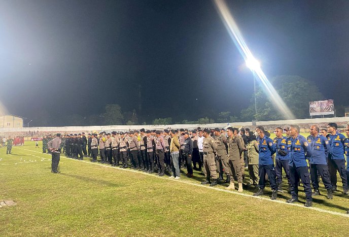 Personel Gabungan TNI-Polri Amankan Rangkaian Pembukaan Turnamen Sepak Bola Bupati Ende Cup 2025